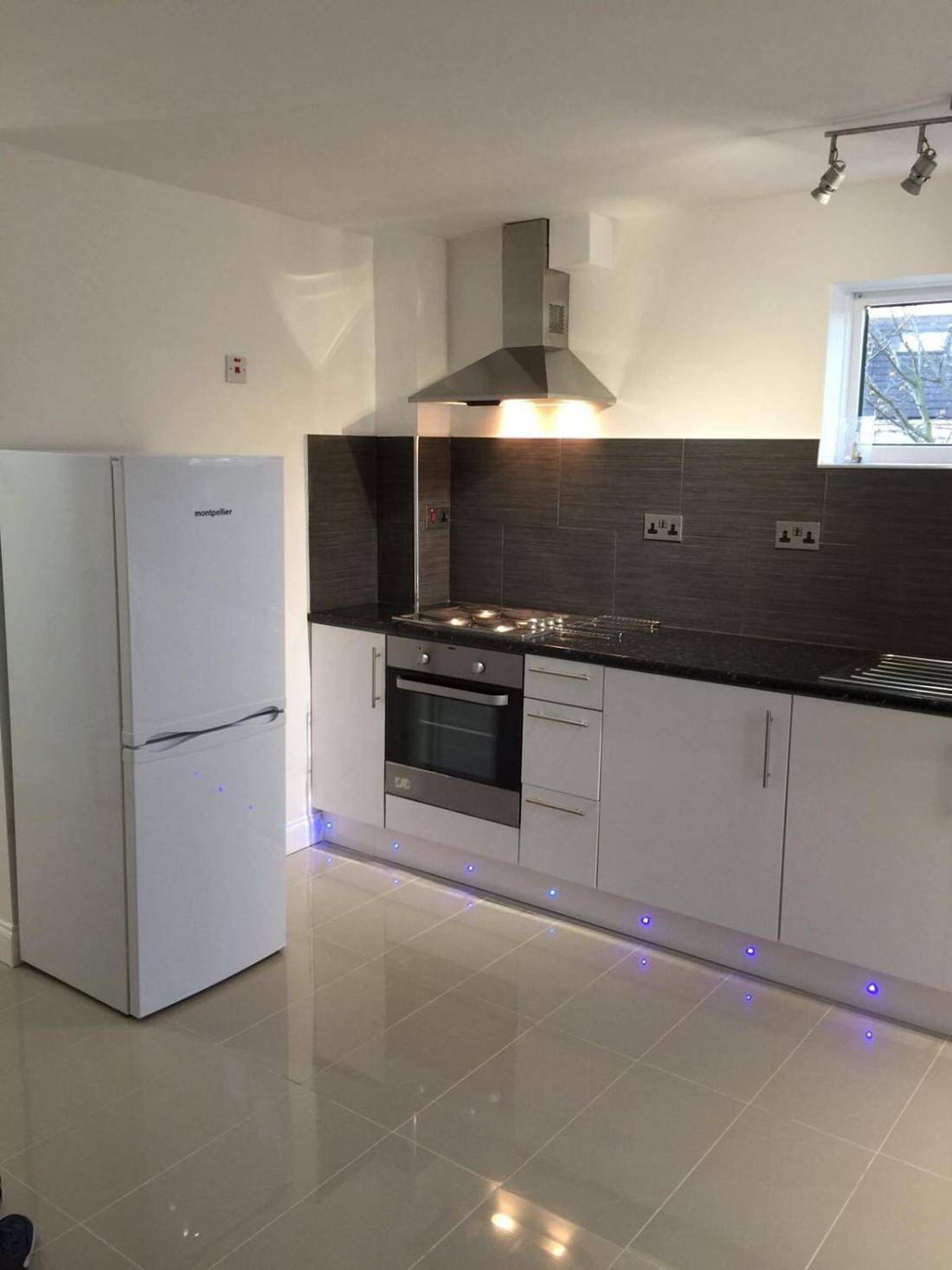 Entire apartment, Small Modern Comfortable 2 Bedroom Apartment - cmyr in Hillingdon, London