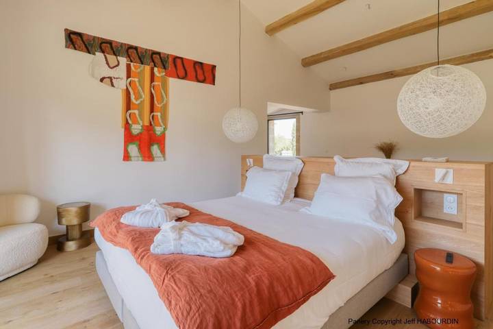 Hôtel pour 5 personnes, avec jardin ainsi que vue et piscine, animaux acceptés à Valliguières