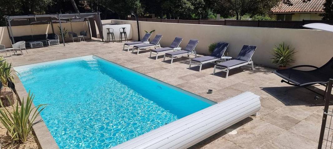 Location de vacances pour 2 personnes, avec terrasse ainsi que jardin et piscine à Saint-Estève-Janson - 4