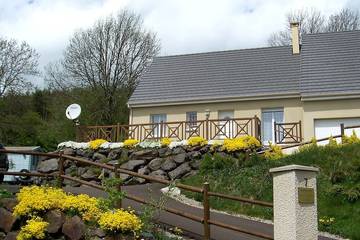 Location de vacances pour 6 personnes, avec jardin à La Tour-d'Auvergne