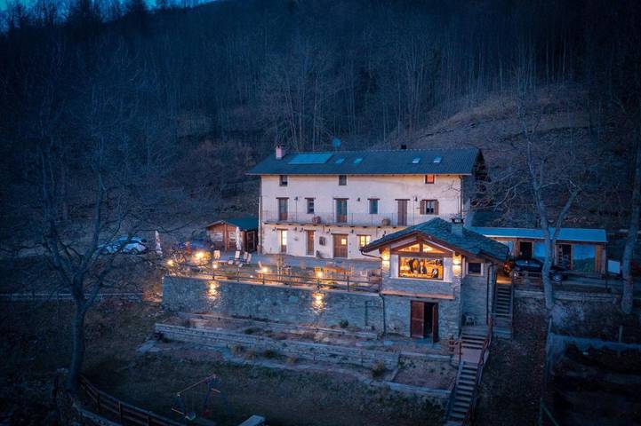 Appart’hôtel pour 2 personnes, avec Balcon et Jacuzzi ainsi que Terrasse et Jardin dans Rore