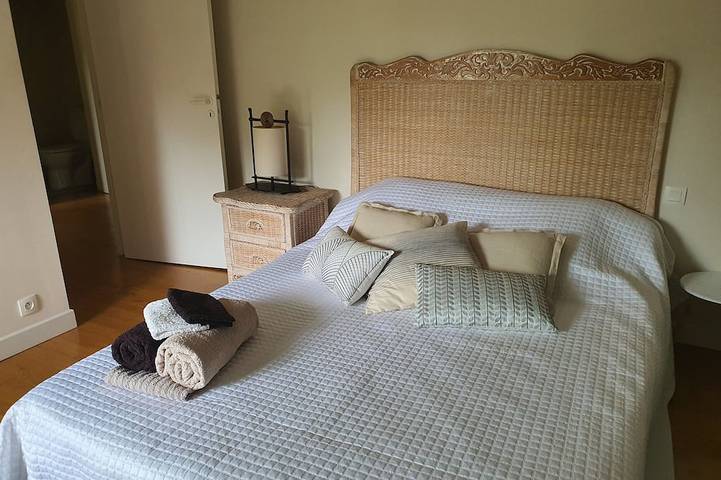 Location de vacances pour 6 personnes, avec jardin ainsi que terrasse et piscine à Bardos - 2