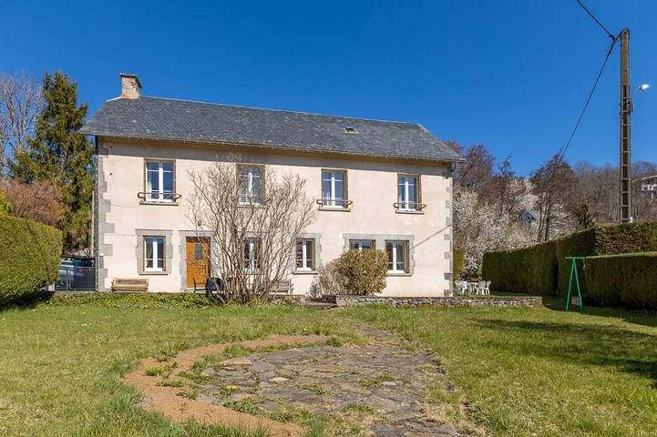 Location de vacances pour 6 personnes, avec jardin à Chambon-sur-Lac