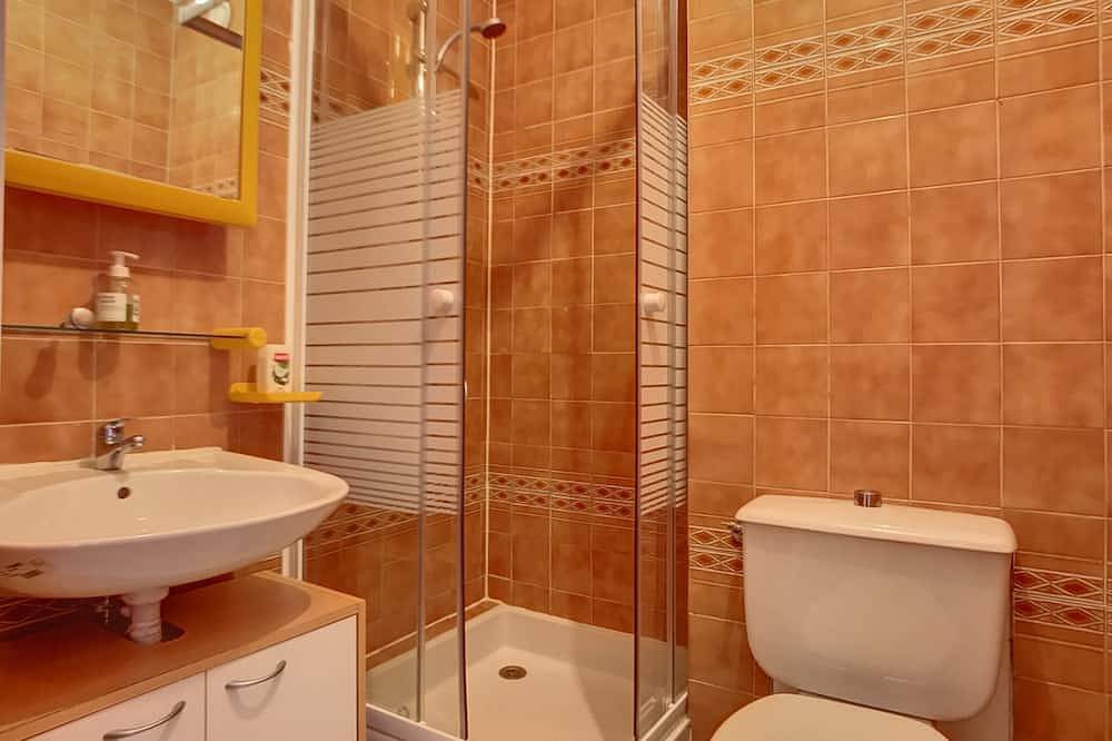 Entire apartment, Beautiful studio with terrace and pool near the sea in Vallauris, Cannes region