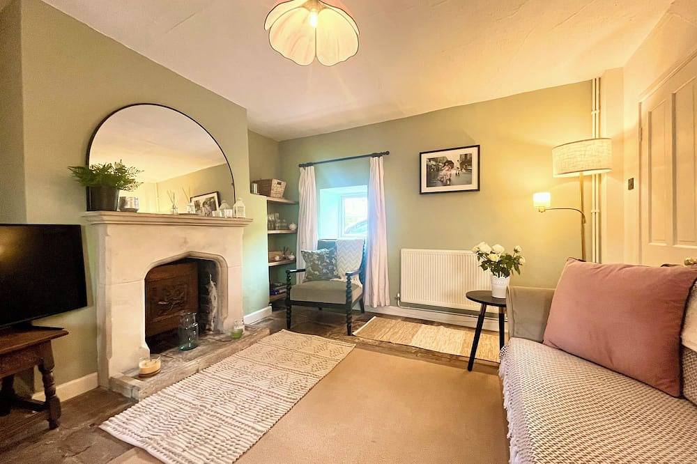 Beautiful Cotswolds cottage with private garden in Cirencester, Gloucestershire