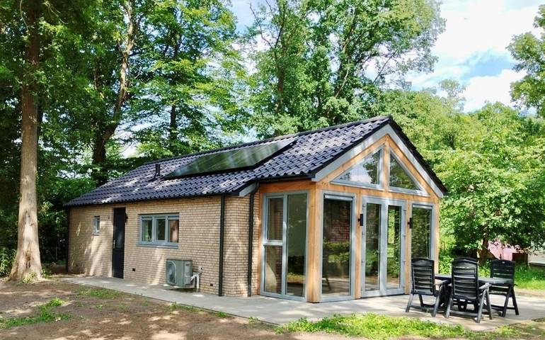Ferienhaus für 4 Personen, mit Terrasse und Garten sowie Pool