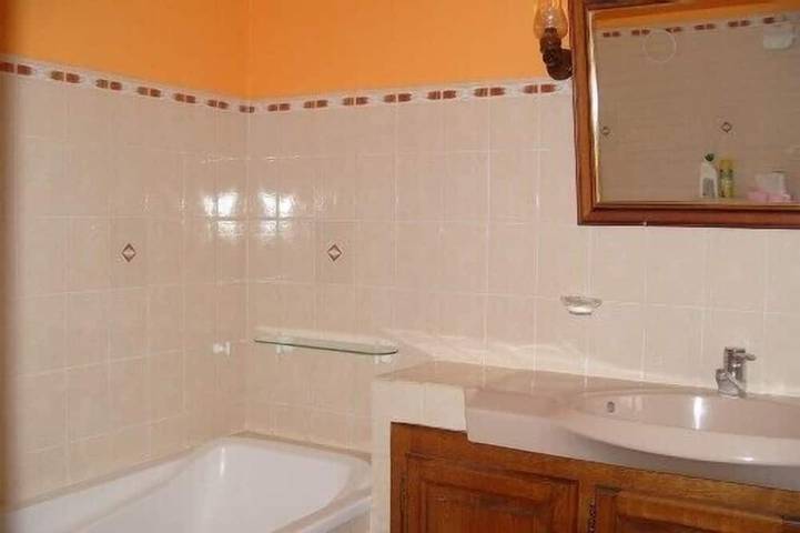 Gîte pour 6 personnes, avec terrasse ainsi que jardin et piscine à Thonac - 4