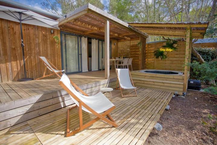 Camping pour 4 personnes, avec Jacuzzi et Terrasse ainsi que Piscine et Vue