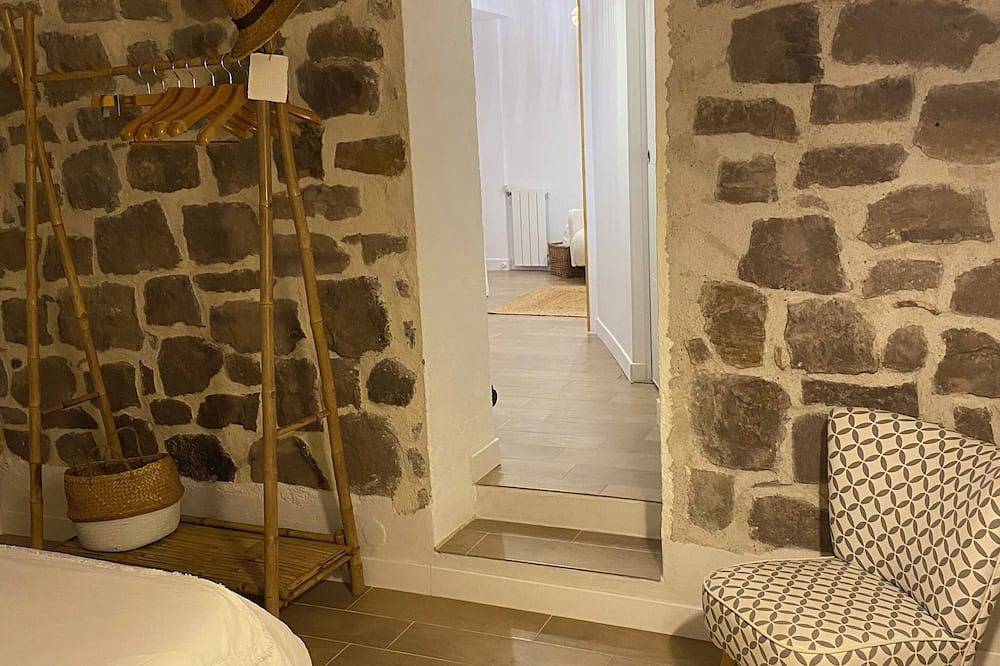 Entire apartment, Studio with Jacuzzi in charming property in Figanières, Draguignan region