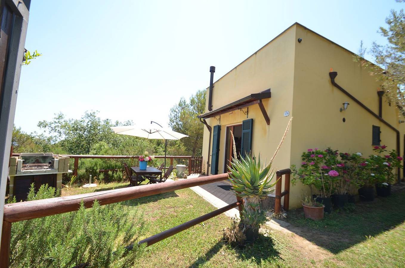 Alleinstehendes Ferienhaus mit Dachterrasse und Meerblick mitten im Grünen in Lingueglietta, Cipressa