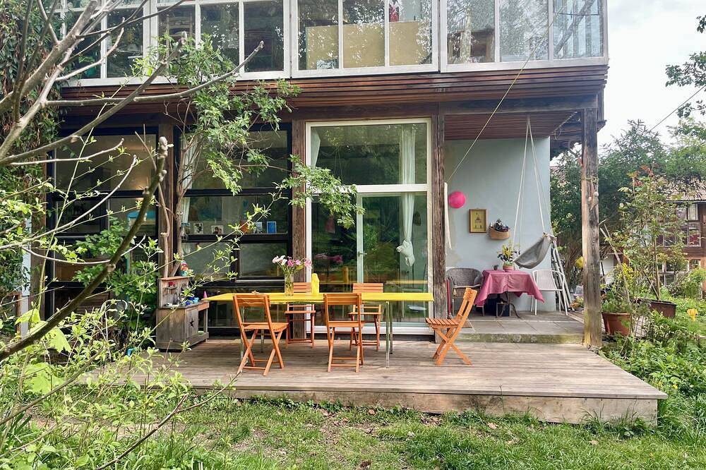 Ganze Wohnung, Helle ruhige Wohnung mit Terrasse und großem Naturgarten. See und Bahnhof Nähe in Utting, Ammersee