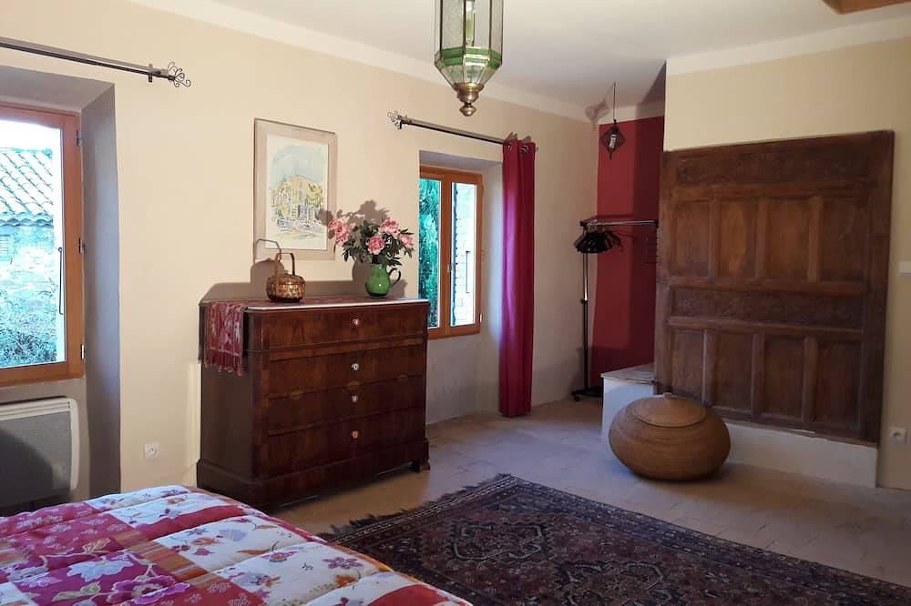 Jolie maison provençale avec son jardin privatif au sein d'une vaste magnanerie in Mondragon, Vaucluse