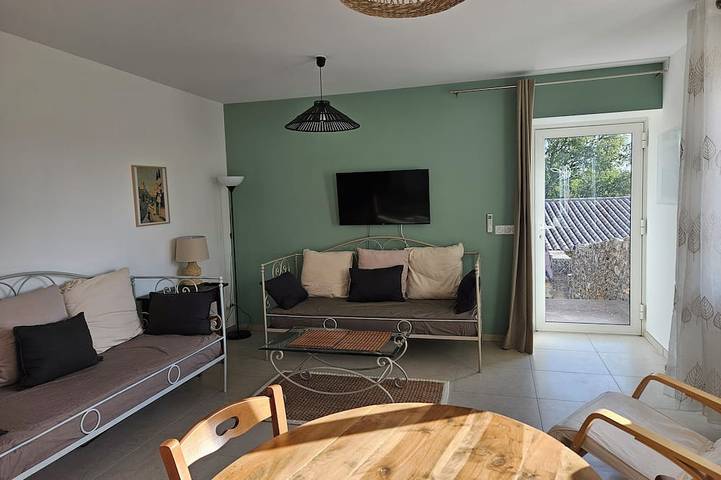 Entire apartment, Bright Apartment \"La Fenière\" in Vers-Pont-du-Gard, Nimes region