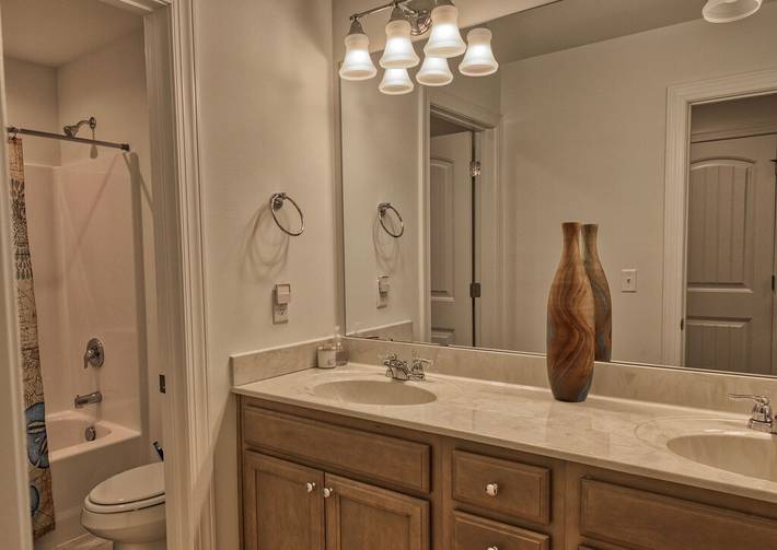 Vacation rental for 12 people, with pool and hot tub as well as balcony in Lewes
