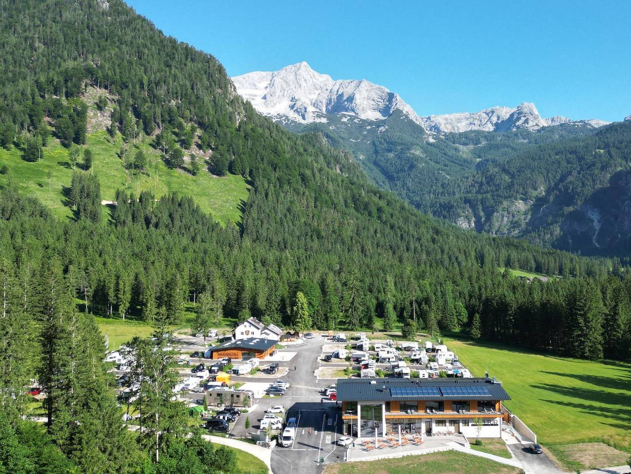 Campingresort Hinterstoder - Zeltplatz mit Pkw in Hinterstoder, Steyr-Kirchdorf