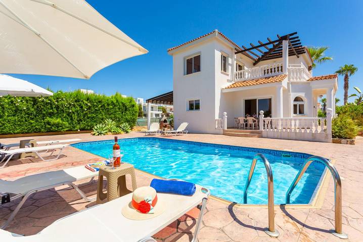 Villa for 6 people, with Ocean view and Garden in Peyia