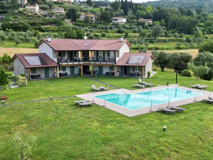 Ferienwohnung für 4 Personen, mit Garten und Pool sowie Seeblick und Ausblick, mit Haustier in Garda