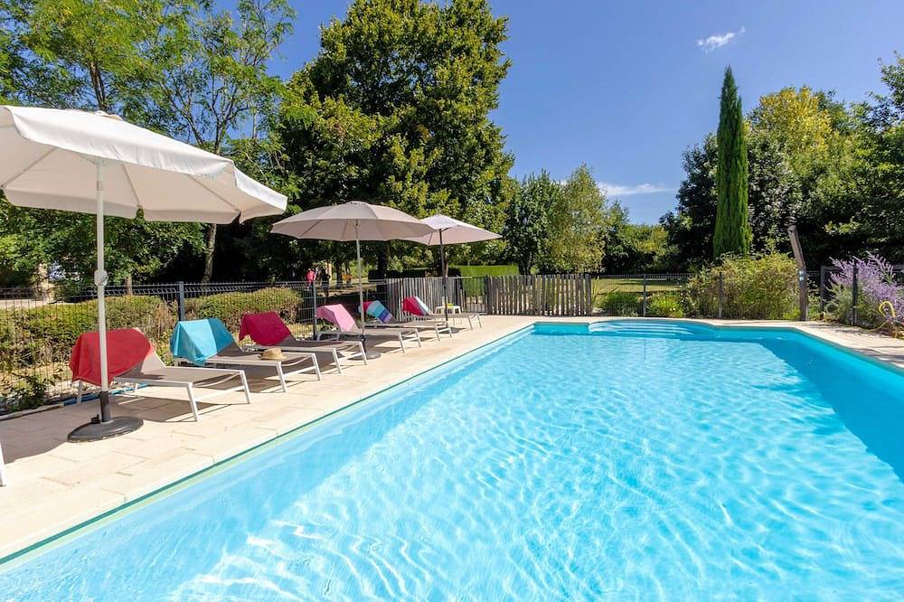 Secure, gated, fenced pool, quiet rural location, Air Con. Near historic towns in Bourgougnague, Région de Marmande