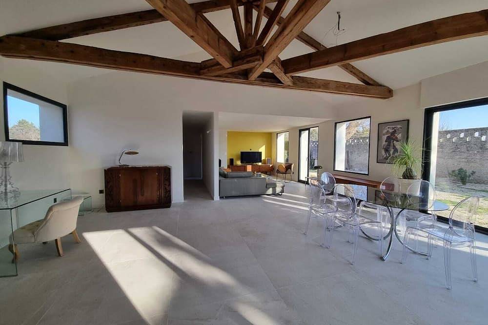 Villa contemporaine avec studio et piscine privative. in Jonquières, Vaucluse