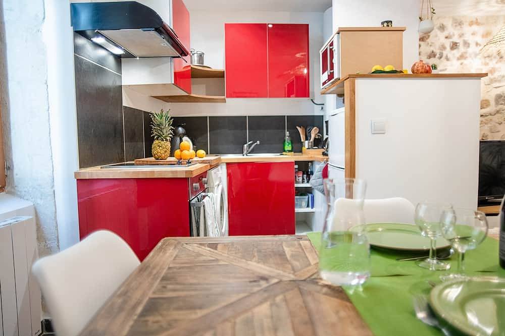 Entire apartment, Superb apartment (3pers) air-conditioned, quiet, ideal location in town center in Nîmes, Nimes region