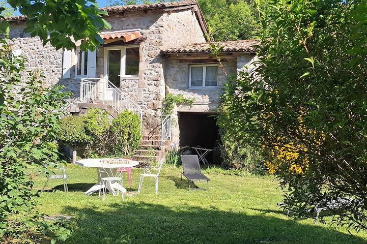 Location de vacances pour 5 personnes, avec jacuzzi et jardin à Valgorge