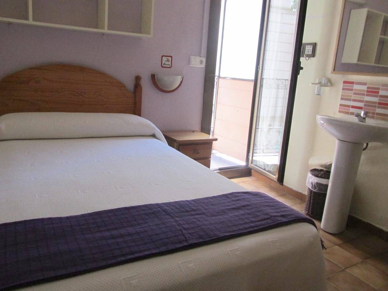 Single Room with Shared Bathroom in Centro Barcelona, Barcelona