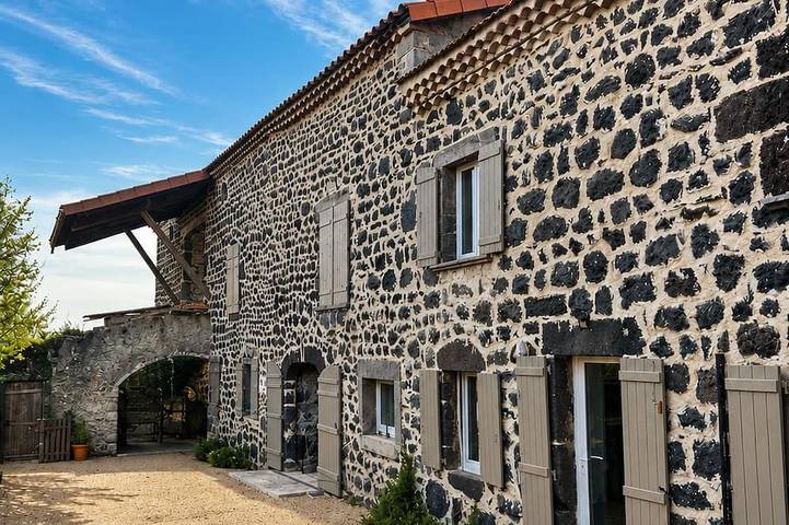 Gîte pour 8 personnes, avec Jardin à Saint-Jean-Lachalm
