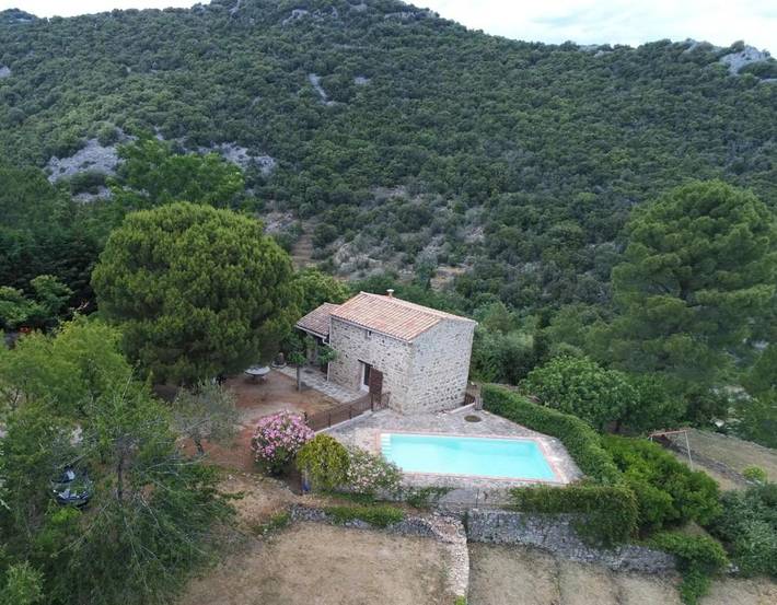 Location de vacances pour 4 personnes, avec vue et jardin ainsi que piscine et terrasse à Banne - 2