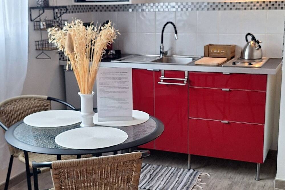Apartamento entero, Studio with private patio in Villeneuve-lès-Béziers, Côte d'Améthyste