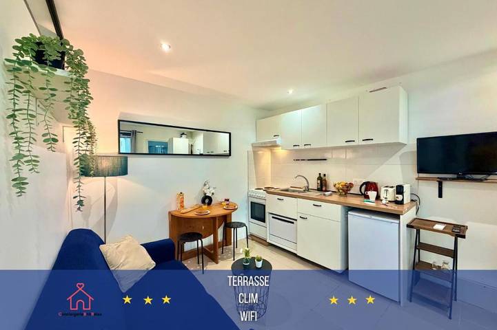 Gîte pour 4 personnes, avec terrasse à Issus (homonymie)