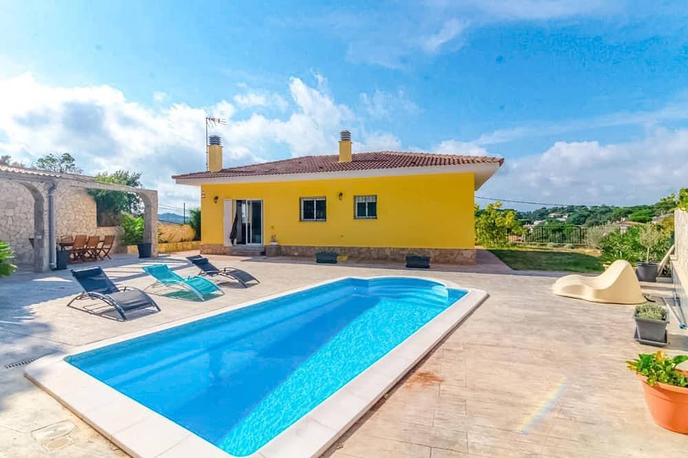 Awesome home in Vidreres in Aiguaviva Parc, Vidreres