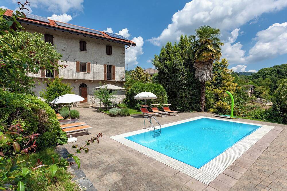 Ganze Wohnung, Casa Frey apt. 1 three-room apartment on Lake Orta with garden and swimming pool in Vacciago, Comune di  Ameno