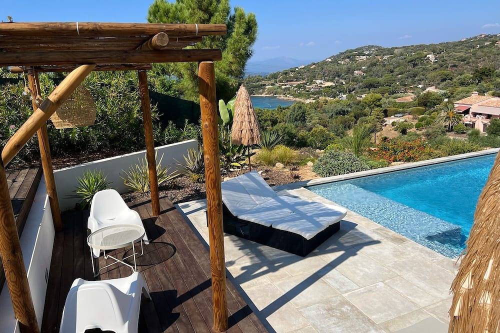 Villa avec piscine vue mer à 5 mn à pied de la plage. Détente et luxe!! in Portigliolo, Coti-Chiavari