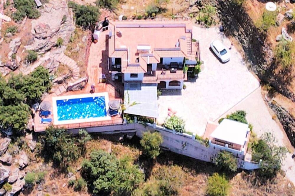A Luxury 3 Bedroom Villa near to Comares, with wonderful views all around in Comares, Provincia de Málaga