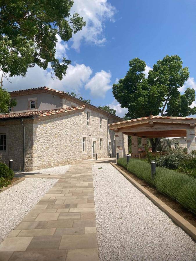 Hôtel pour 2 personnes, avec Terrasse et Jacuzzi ainsi que Jardin et Piscine à Broze