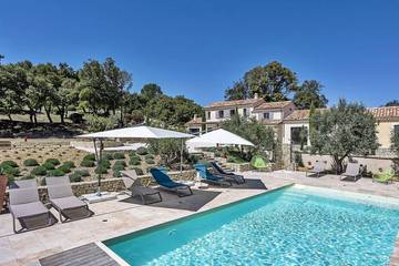 Location de vacances pour 10 personnes, avec jardin et terrasse à Roussas