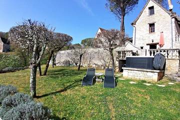 Gîte pour 3 personnes, avec jardin et piscine ainsi que terrasse et jacuzzi, animaux acceptés à Lacave