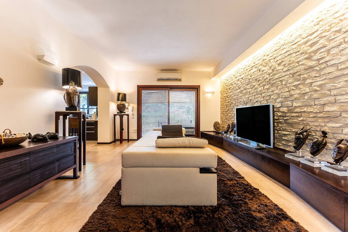 Casa de vacaciones "Villa Rokkaria" con terrazas privadas, pista de tenis compartida y Wi-Fi in Crabonaxa/Villasimius, Villasimius