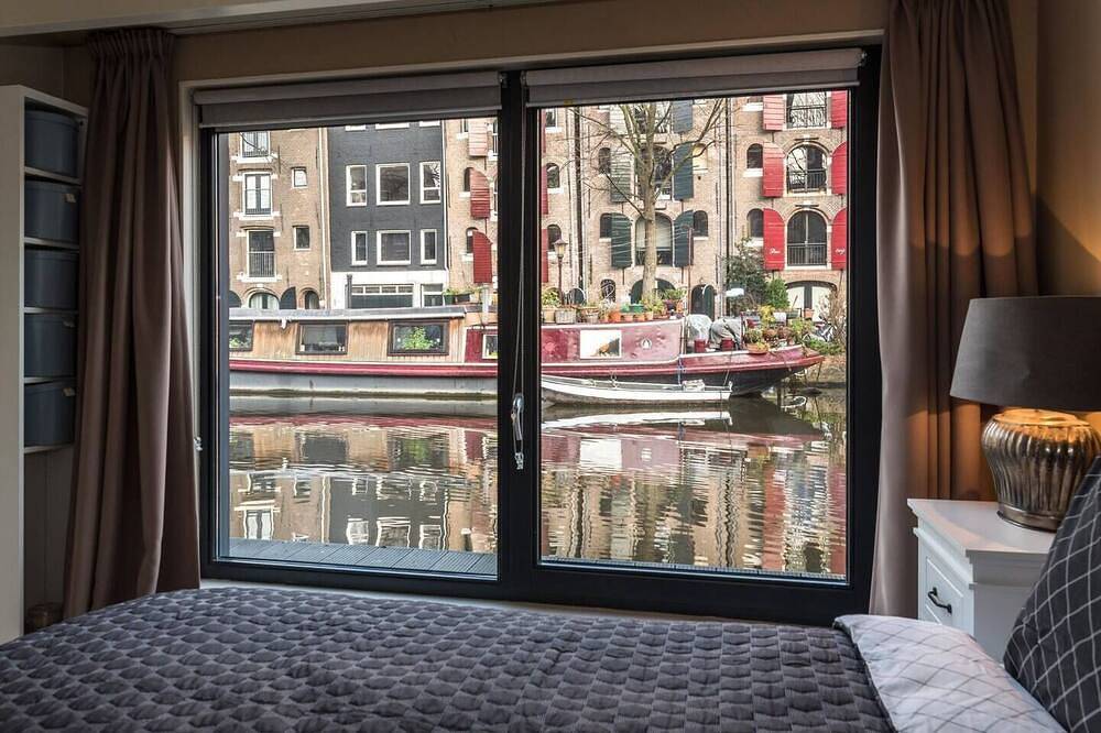 Beautiful large houseboat-apartment at the canal district in the hearth of Amsterdam. in Jordaan, Dutch Coast