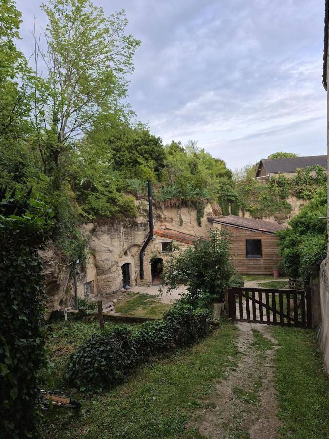 Location de vacances pour 7 personnes, avec Terrasse et Jardin ainsi que Piscine et Vue à Louresse-Rochemenier