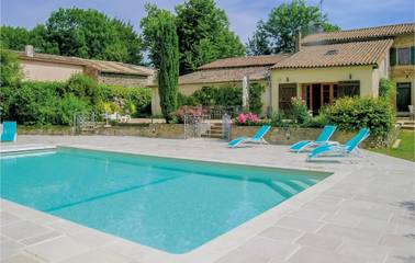 Gîte pour 11 personnes, avec jardin ainsi que terrasse et piscine à Souvigné
