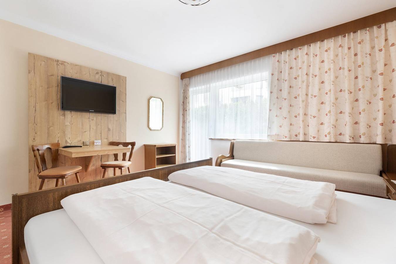 Ganze Ferienwohnung, Doppelzimmer in Finkenberg, Zillertaler Alpen