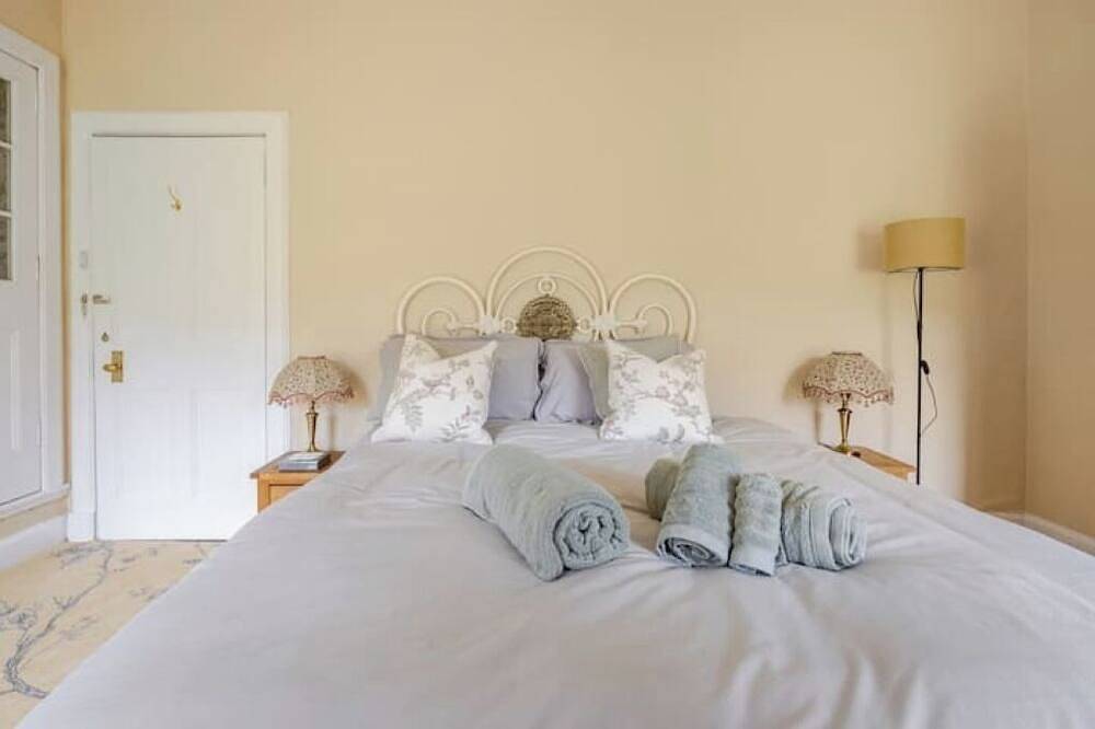 The Lake Room 40 mins Edinburgh, 10 mins Loch Leven, 25 mins Sterling Castle in Perthshire