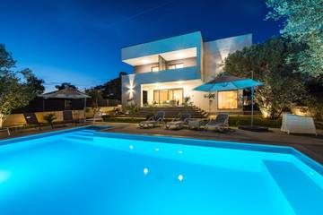 Ferienwohnung für 5 Personen, mit Garten und Balkon, kinderfreundlich in Zadar