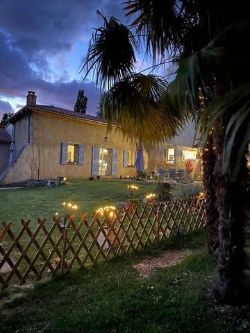 Cottage pour 2 personnes, avec vue ainsi que jardin et piscine à Armous-et-Cau