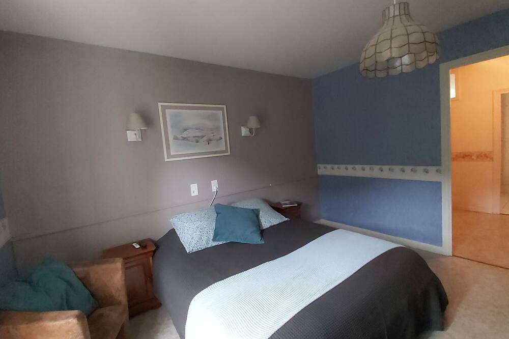 Villa des Fleurs Chambre Hélène 27 in La Bourboule, Parc naturel régional des Volcans d'Auvergne