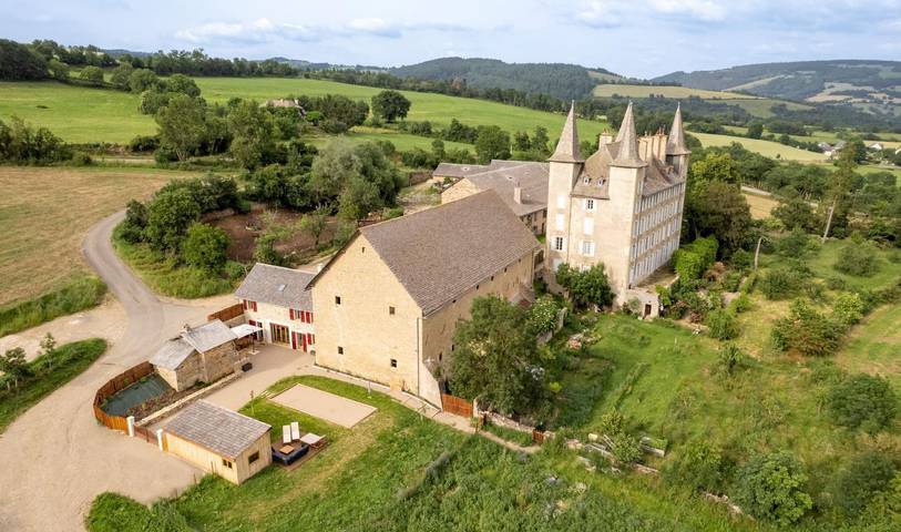Gîte pour 6 personnes, avec Jacuzzi et Terrasse ainsi que Jardin et Vue