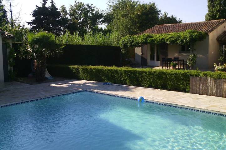 Gîte pour 3 personnes, avec Terrasse ainsi que Jardin et Piscine