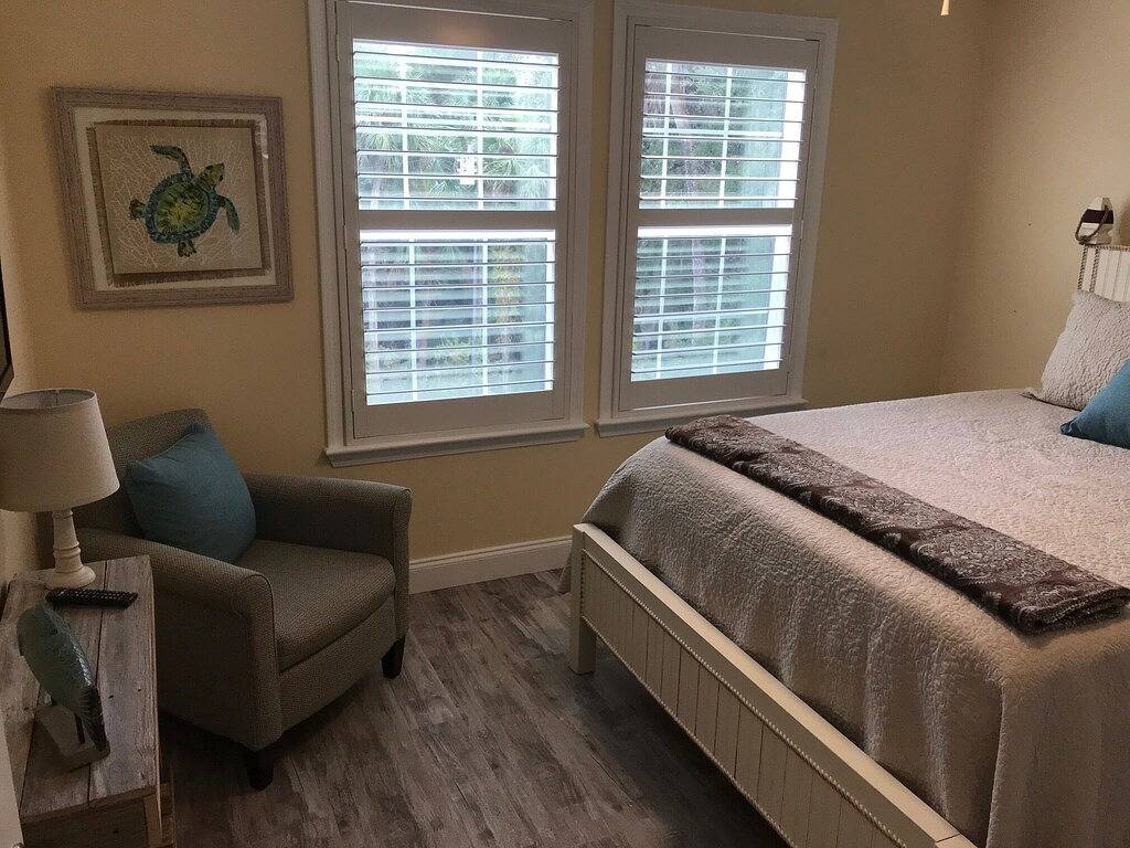 4 bedroom on deep water canal w/ boat dock. Ideal quiet location. 4 kayaks. in Homosassa, Citrus County