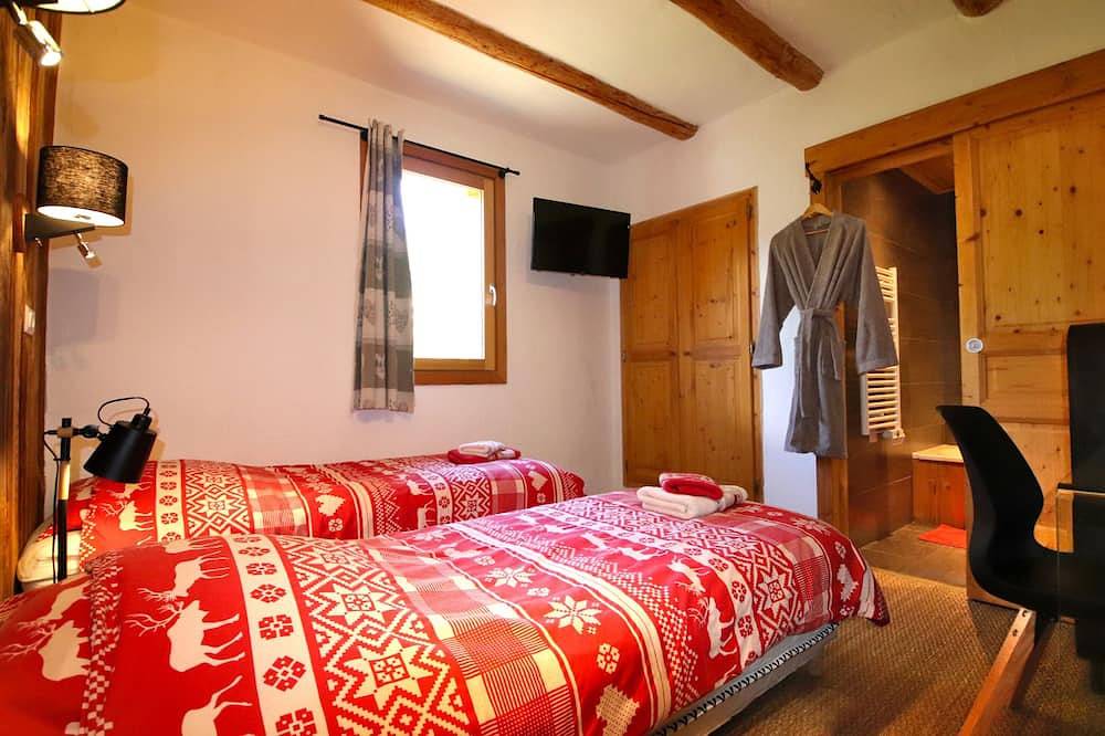 16-Person Chalet Ski In Ski Out Jacuzzi Cinema Room Billiards Foosball in Montgenèvre, Briançon region